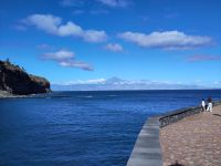 Das soll der höchste Berg Spaniens sein? Von Gomera aus wirkt der Teide mit seinen 3.715 m NN auf dem Foto niedrig.
