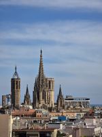 Blick vom EZ in der 8. Etage auf die gotische Kirche in Barcelona.jpg