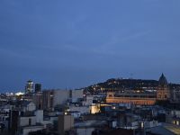 Blick Abends auf den Montjuic in Barcelona.jpg