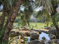 Park vor der Sagrada Familia in Barcelona.jpg