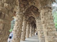 Säulengang im Park Güell in Barcelona.jpg