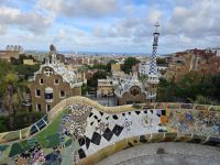 Mosaikbank im Park Güell Barcelona.jpg