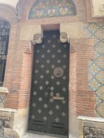 Verzierte Eingangstür im gotischen Viertel in Barcelona