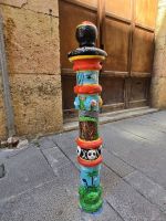 Bunt bemalte Straßenpfosten in Tarragona.jpg