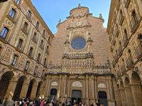 Eingangsbereich der Basilika des Klosters Montserrat.jpg