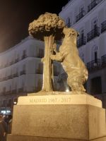 Der Bär und Erdbeerbaum in Abendlicht - Madrid