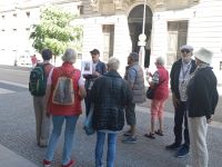 Die Gäste hören dem Reiseleiter Thomas zu - Rundgang durch Madrid