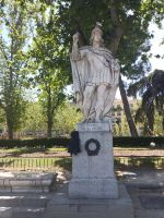 Die Statuen im Park der Plaza  de Oriente - Madrid