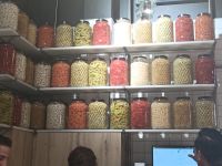 Oliven und andere Köntlichkeiten der Markthalle San Miquel - Madrid