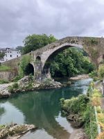 Spanien, Brücke mit Siegeskreuz in Cangas de Onís