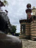 Spanien, Comillas, Gaudí schaut auf sein Werk