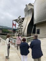 Spanien, Bilbao, mit Reiseführerin Mabel am Guggenheim Museum