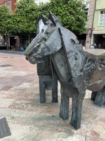 Spanien, Oviedo, Skulptur asturischer Pferde