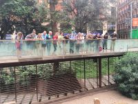 Gruppe an den römischen Ausgrabungen