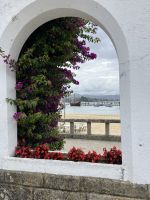 Spanien, Hafen von Baiona, Schiff Pinta im Hintergrund