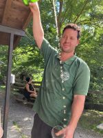 Spanien, Arenas de Cabrales, Juanjo beim Sidra einschenken