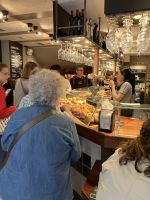 Spanien, San Sebastian, Blick in eine Pintxos-Bar