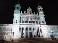 Almudena Cathedrale - Nachtbeleuchtung - Madrid, Spanien 