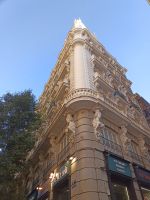 Die ersten Fassaden in der Calle de Arenal - Madrid, Spanien 