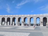 Arkaden des Innenhofs mit Blick in die Landschaften rund um Madrid