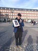 Stadtführer Thomas erzählt über die Geschichte der Plaza Mayor in Madrid
