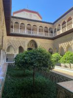 Oragenbäume säumen den Wasserlauf &ndash; &copy; Elke Knappe (Eberhardt TRAVEL)