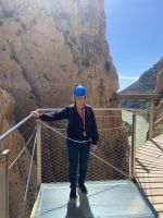 Mutige Reisebegleitung über dem Abgrund &ndash; &copy; Elke Knappe (Eberhardt TRAVEL)