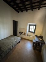 historisch eingerichtetes Schlafzimmer im Kloster Rábida &ndash; &copy; Laetitia Wollny (Eberhardt TRAVEL)