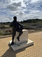 Statue von Jean-Paul Sartre vor dem Segelschiff Museum &ndash; &copy; Laetitia Wollny (Eberhardt TRAVEL)