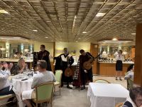 Musikalische Überraschung beim letzten Abendessen an Bord &ndash; &copy; Laetitia Wollny (Eberhardt TRAVEL)