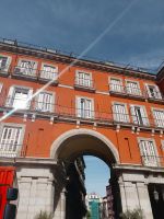 Eine der neun Torbögen - Arcos auf der Plaza Mayor - Madrid &ndash; &copy; Marieta Beck (Eberhardt TRAVEL)
