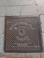 Das Wappen von Madrid auch auf den Kanaldeckel... :-) &ndash; &copy; Marieta Beck (Eberhardt TRAVEL)