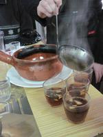 Schön vorsichtig, damit nichts verschüttet wird!