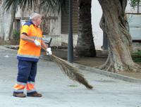 Straßenfeger mit Naturbesen in Las Palmas &ndash; &copy; Marion Kottlos (Eberhardt TRAVEL)