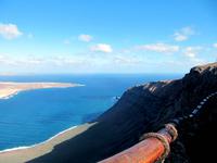 Blick vom Mirador del Rio auf die Insel Graciosa und die Riffspitze &ndash; &copy; Marion Kottlos (Eberhardt TRAVEL)