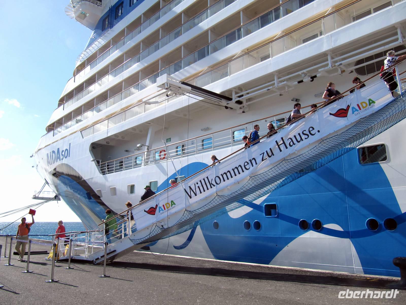 Die AIDAsol im Hafen von Arrecife &ndash; &copy;  (Eberhardt TRAVEL)