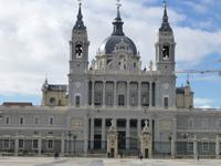 Madrid - Fassade der Almudenakirche
