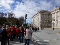Madrid - Gruppe vor Hauptfassade des koeniglichen Palastes