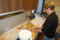 Nicole hilft dem spanischen Koch in der Küche