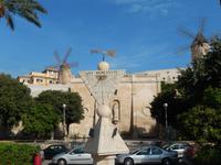 Sonnenuhr vor dem Stadtteil Portixol in Palma de Mallorca