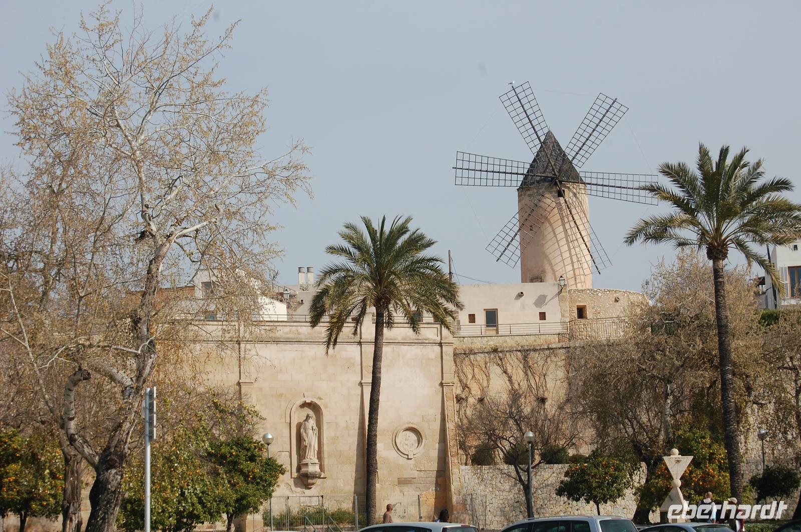 typische Mühle am Jachthafen von Palma