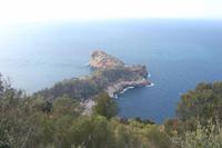 Blick auf den Felsen mit Loch 