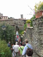 Gang über die Hängebrücke zum Dorf Rupit