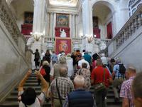 Madrid - im Königspalast - Eingangstreppe mit spanischem Wappen