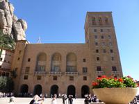 Montserrat - Hauptfassade am Platz Santa Maria