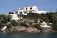 schicke Finkas in der Bucht von Maó