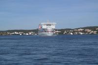 auch große Schiffe nutzen den 5 km langen Hafen von Maó