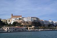 die Altstadt thront hoch über dem Hafen