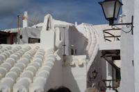 sogar die Dachziegel werden weiß getüncht