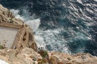 Brandung am Felsen con Cova d'en Xoroi